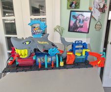 HotWheels shark carwash