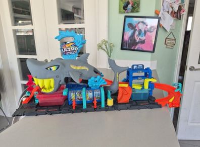 HotWheels shark carwash