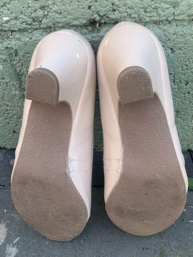 Ladies court shoes. Size 6D wide fitting