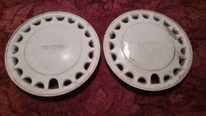 2 x Toyota Corolla E9 Sprinter 13 Inch Hubcaps