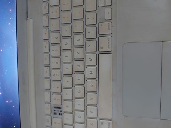 Another vinyage Apple MacBook, has an account, no Battery or charger, no 4 key missing, in very good condition otherwise