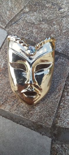 Vintage jewelry is sold individually for 5 to 10 euros