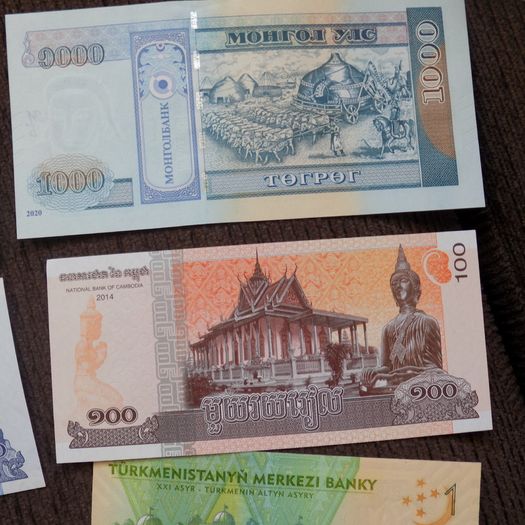 Lot of 8 Uncirculated World Banknotes.No 3.