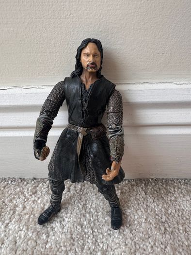 Lord of the Rings Helm's Deep Aragorn Action Figure Damaged NO Finger approx. 16 cm. Used Please see photos