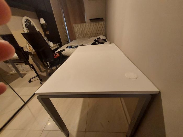 Spacious adjustable desk 140 x 80 cm