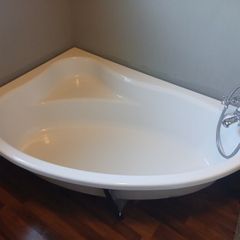 Corner Bath c/w Cold & Hot mixer tap with shower hose. NO SHOWER HEAD as per photos.