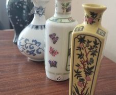 4 miniature oriental vases