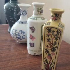 4 miniature oriental vases