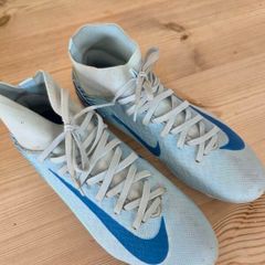 Kids UK size 4 football boots