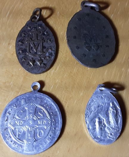 four vintage religious medals (h), tub 3