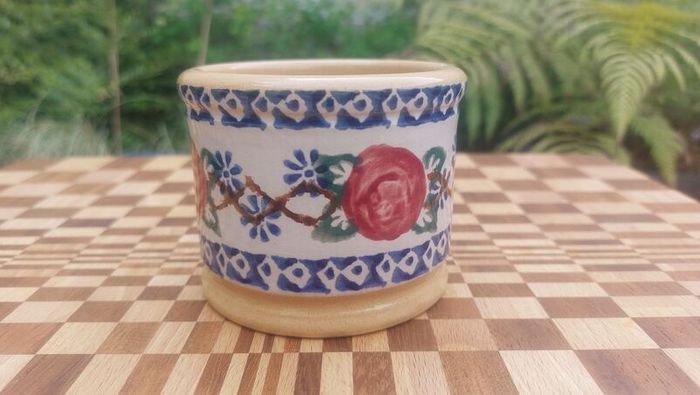 Beautiful Nicholas Mosse Small Straight-Sided Circular Pot/Bowl in the Popular but Discontinued "Kilfane Rose" Pattern, Circa 1996-2004