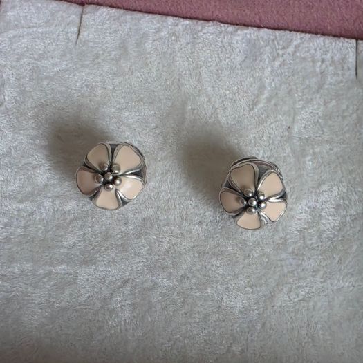 Pandora cherry blossom clips charm, featuring smooth cream enamel petals and a sterling silver beaded center very good condition