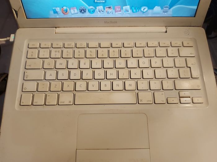 Vintage Apple MacBook, working fine and in reasonable condition for its age. No Charger