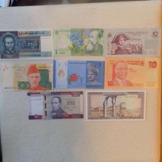 Lot of 8 World Banknotes.Uncirculated.No 9.Crisp,clean,bright.