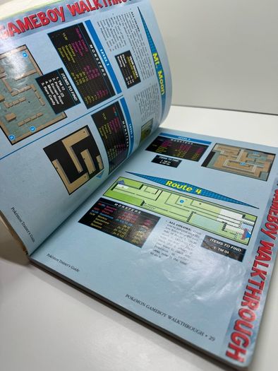 pokemon book guide vintage (1999)