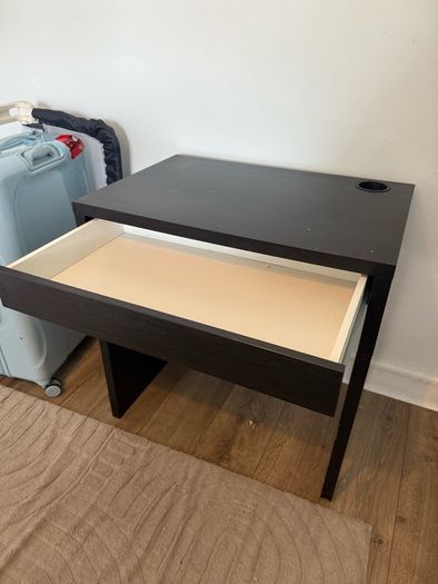 Black Desk