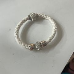 Magnetic White leather bracelet