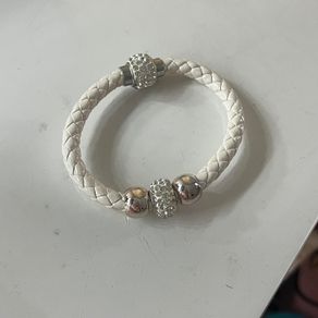 Magnetic White leather bracelet