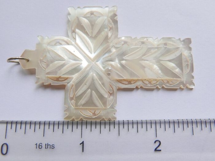 Vintage Dainty Round Star Carved White Mother of Pearl MOP Shell Pendant