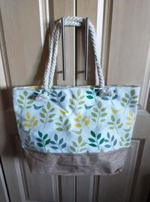Big beach bag with rope handles. Leaves pattern. NEW