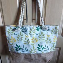 Big beach bag with rope handles. Leaves pattern. NEW