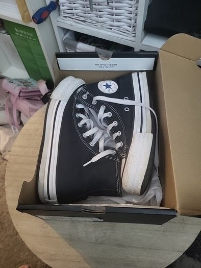 trainers converse with box