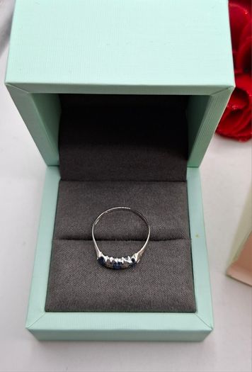 18ct white gold blue sapphire and diamond ring size R