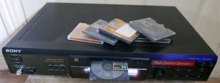 Sony MDS-JE530 Minidisc Player & Recorder, and 5 Discs - Works Well.