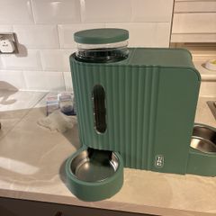 Automatic cat dog feeder