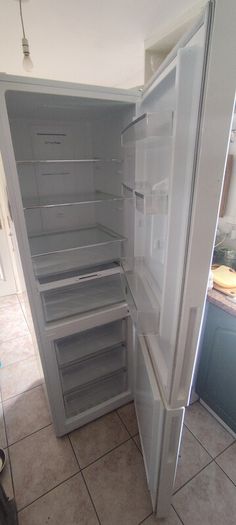 Hoover 70/30 Fridge freezer (not fully working)