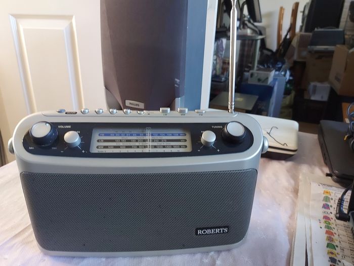 ROBERTS Classic 928, 3 Band Portable Radio with 4 FM Station Presets, Excellent condition, works perfect