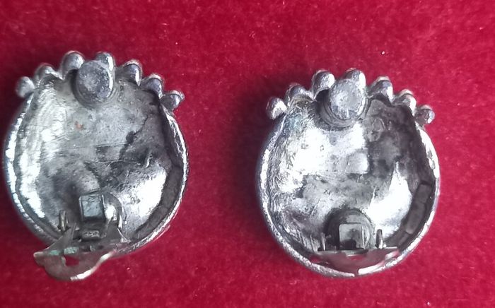 Vintage jewelry is sold individually for 5 to 10 euros