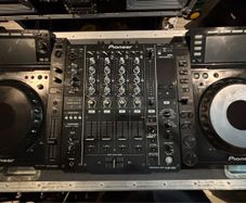 Pair of Pioneer CDJ 2000 and DJM-850 mixer