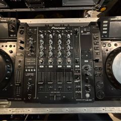 Pair of Pioneer CDJ 2000 and DJM-850 mixer