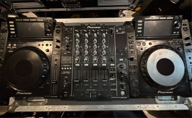 Pair of Pioneer CDJ 2000 and DJM-850 mixer