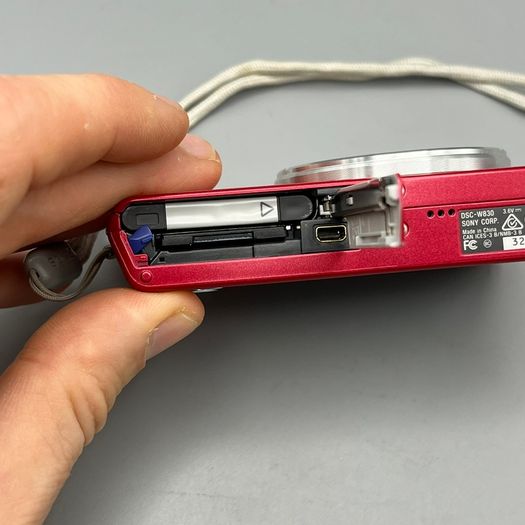 Sony Cyber-shot DSC-W830 20.1MP Digital Camera Red - Boxed - Full Kit
