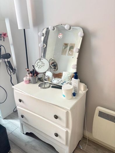 vanity table designed with lamp