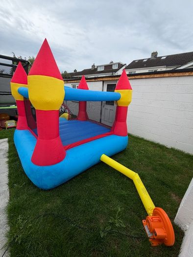 kids bouncy castle