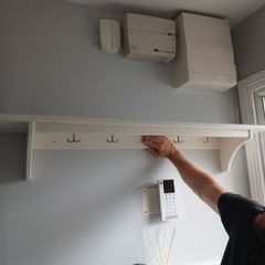 shelf/coat hanger