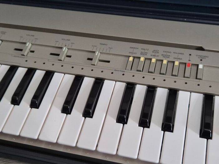 Rare Yamaha PortaSound PC-100 with original box and playcards