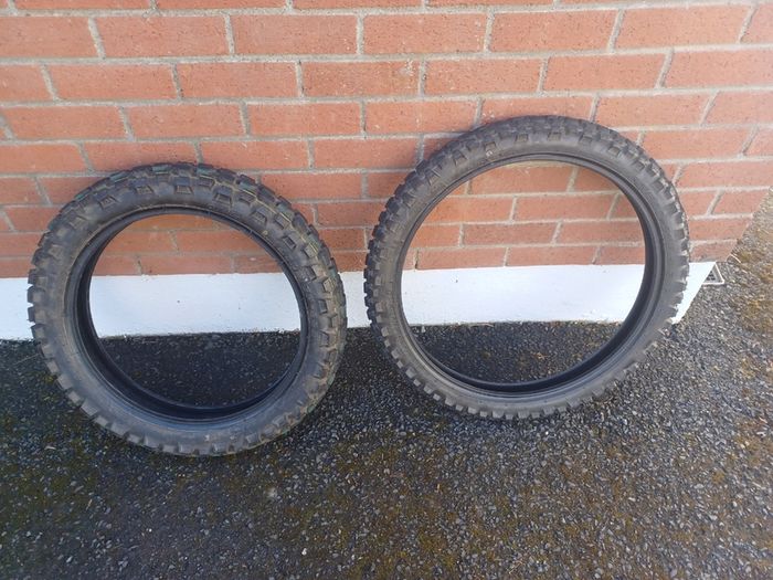 Two dual sport tyres with 800 Km
