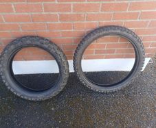Two dual sport tyres with 800 Km