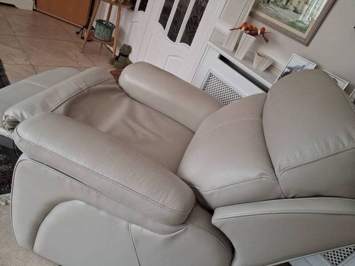Harvey Norman Cream Italian Leather Almost New Recliner