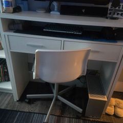 desk set with chair and book shelf