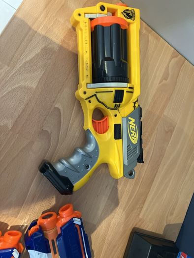 6 nerf guns, bullets and target