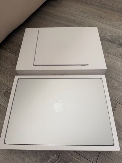 Apple Macbook Air 15.3 inch 2025 - 14 month apple warranty