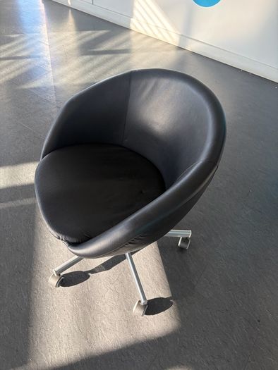 IKEA SKRUVSTA Swivel Chair in Black Faux Leather