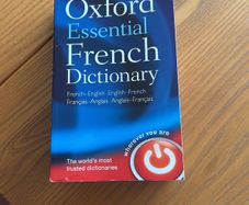 Oxford Essential French Dictionary