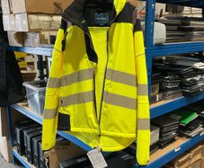High Vis all sizes available. Brands like snickers, portwest and more