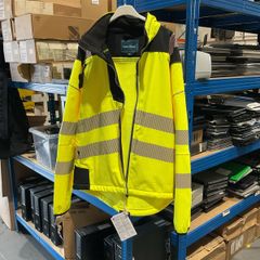 High Vis all sizes available. Brands like snickers, portwest and more